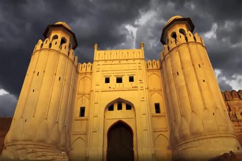 Lal Shahi Masjid: Symbol of Mughal Grandeur and Religious Harmony in Lahore